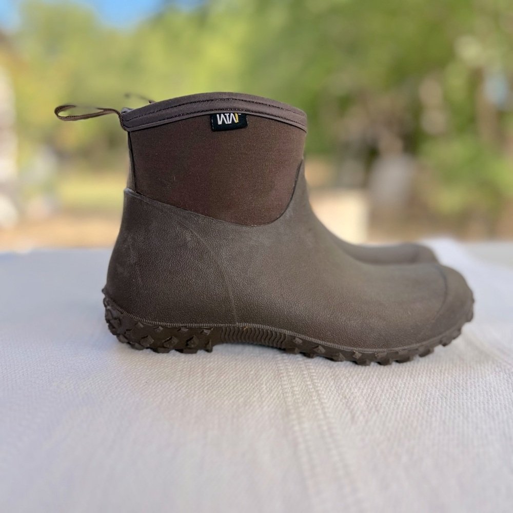Wander the World Brown Rubber Ankle Rain Boots Woman 7